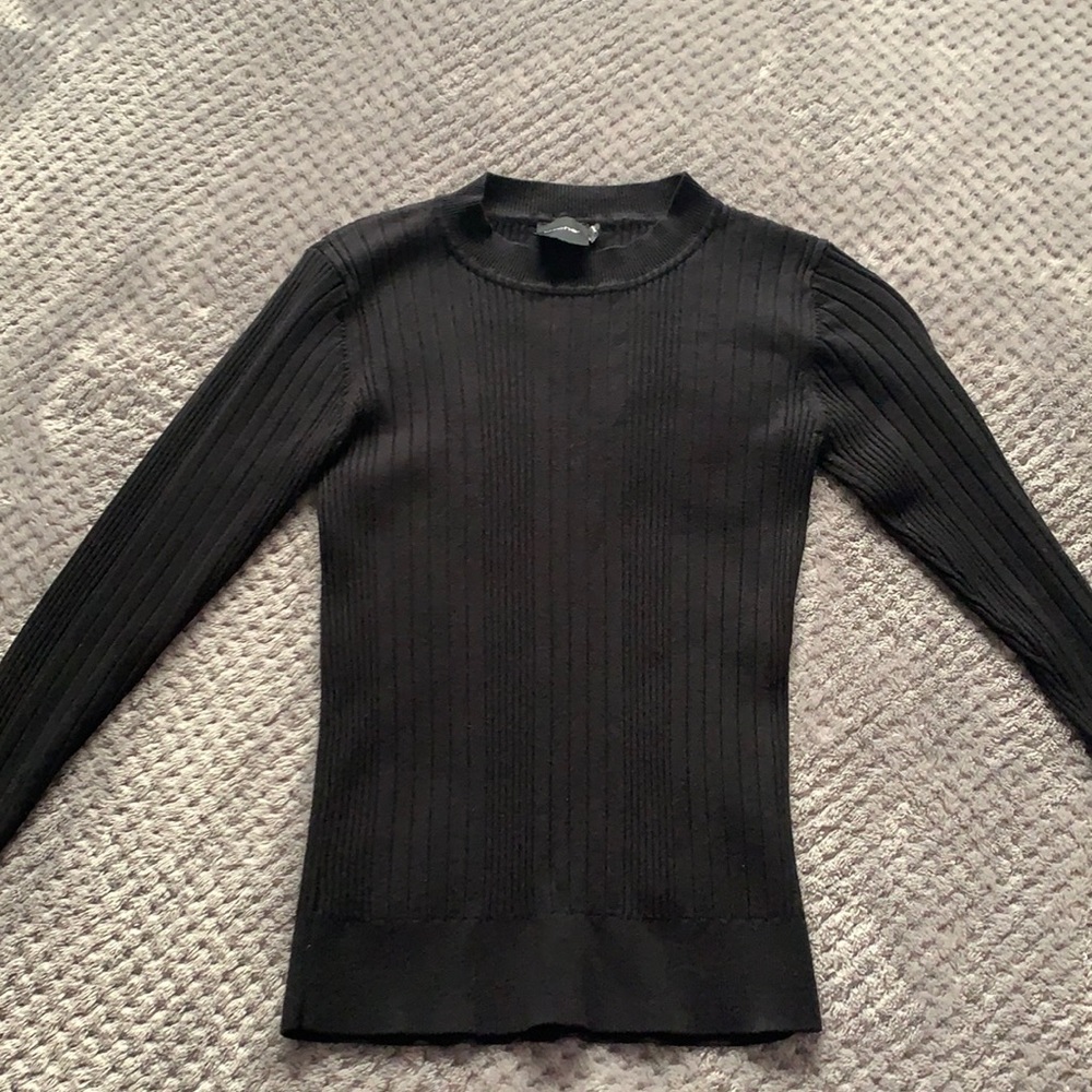 Black pullover fitted knit sweater